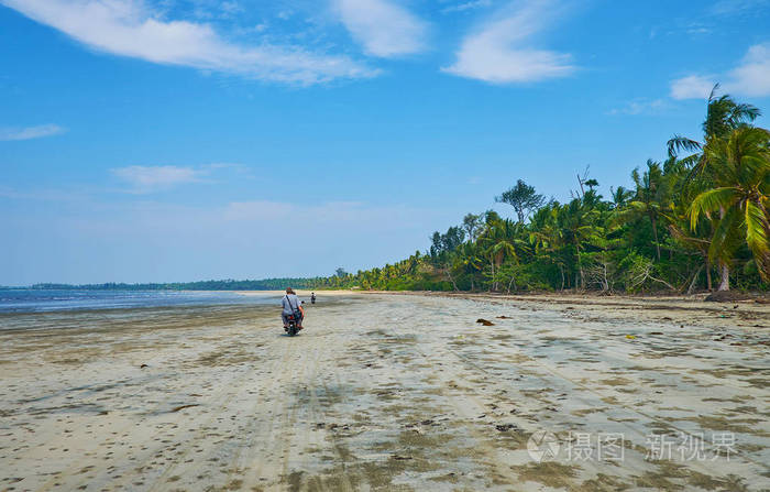 车是 Ngwesaung 海滩地区的一种活跃的时间开