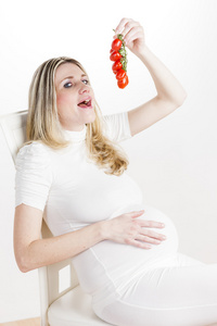 女人吃西红柿