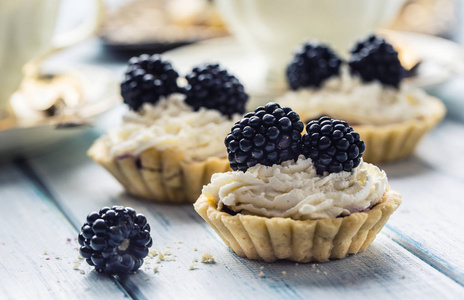 迷你 tartlets 带黑莓奶油和咖啡