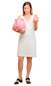 年轻漂亮的女人与小猪银行。储蓄概念