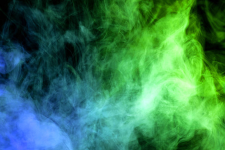 黑色隔离背景上的浓密的绿色和蓝色烟雾。烟雾 vap 背景