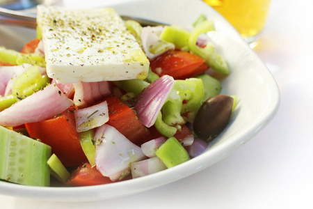 希腊沙拉配新鲜蔬菜, 乳酪, 黄瓜, 胡椒, 西红柿和黑橄榄。纯素食的食物。健康食品