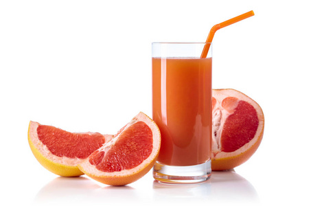 在白色背景下的新鲜葡萄柚汁和切水果的玻璃