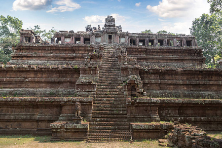 Phimeanakas 寺遗址是柬埔寨暹粒复杂吴哥窟的高棉古庙, 在夏季的一天