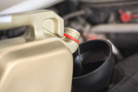 发动机油被倒入发动机在汽车车间