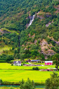 挪威村庄房子和瀑布