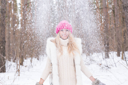 乐趣, 冬天和人的概念有吸引力的年轻女子身着大衣投掷雪