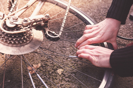 女人修理她的自行车