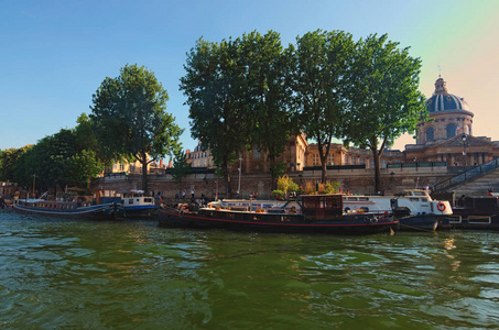 塞纳河上的住宅老式驳船。在法国巴黎居住的好地方。晴朗的春天天
