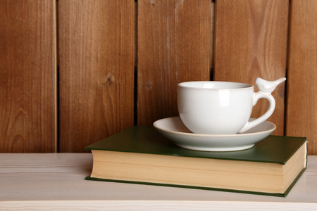 杯热饮料上桌面和木制背景书
