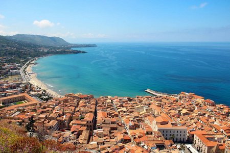 cefalu 老城区的鸟图与美丽的海滩和地中海, 西西里岛, 意大利