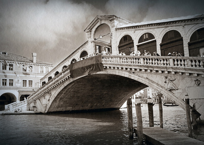 在威尼斯，意大利著名里亚托桥