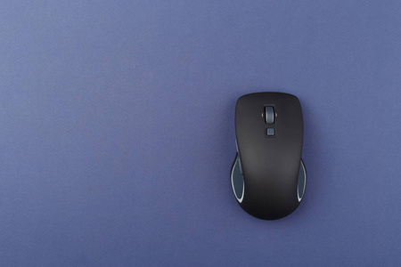 黑色电脑鼠标在蓝色背景, 顶部竞争