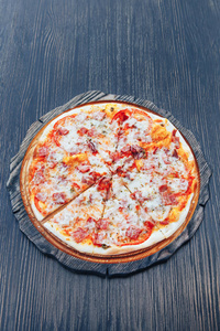 在木板上放奶酪披萨。意大利素食比萨