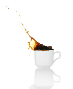 把咖啡倒进杯子时溅起水花，孤立的白色衬底上