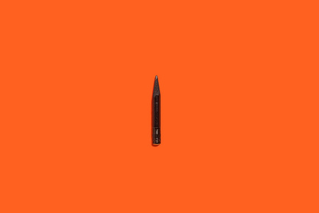 橙色背景下的黑色二手铅笔