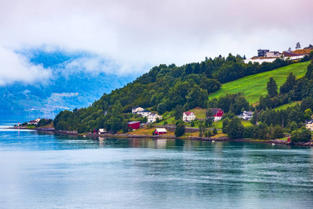 挪威山村庄和海湾风景