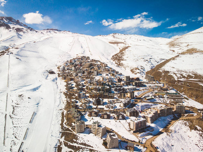 美丽的雪镇在安第斯山脉, 人们去做雪运动