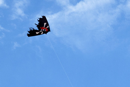 风筝在蓝天上塑造了海盗旗, 白云
