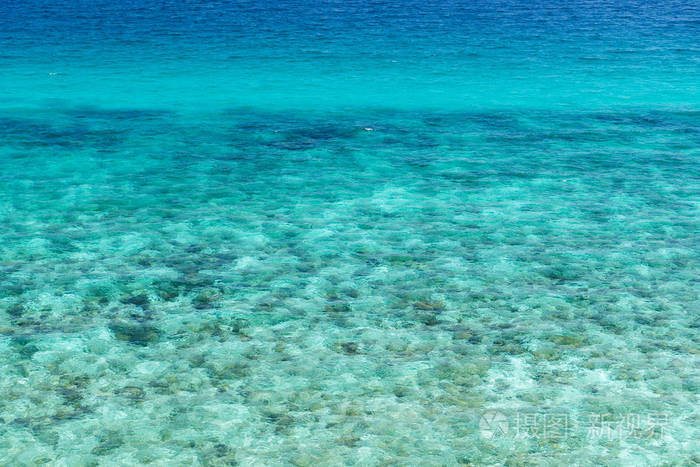 夏季安达曼海印度洋透明浅绿色海水表面和岩石的顶部景观