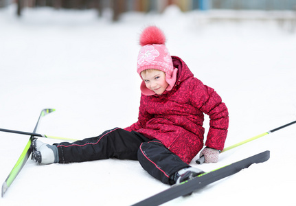 儿童从事在冬天滑雪