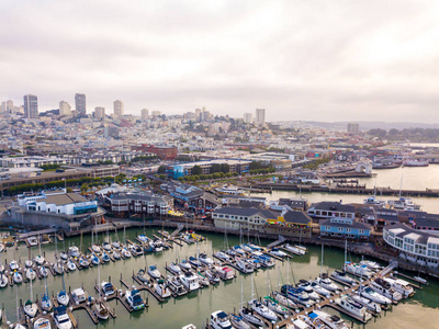 旧金山码头的美丽鸟瞰图, 包括39号码头和海湾中部的恶魔岛监狱等许多码头