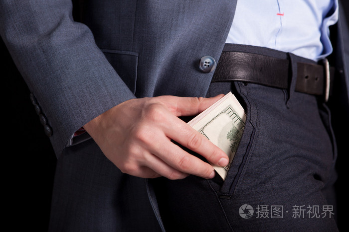 在你的口袋里的钱.在手中的钱