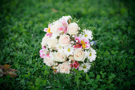 束花。新娘花束。植物区系地理.婚礼花束从不同的颜色, 新娘花束