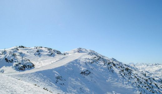 雪 山脉和蓝色天空背景