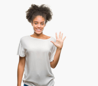 年轻的美国黑人妇女在孤立的背景显示和指向手指数五, 而微笑着自信和快乐