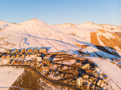 美丽的雪镇在安第斯山脉, 人们去做雪运动
