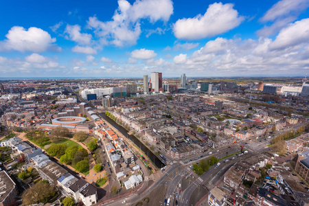 海牙 den haag 的高角度全景, 北海天际线和多云的蓝天, 荷兰