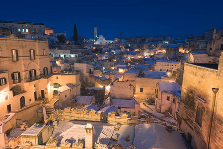 夜间拍摄的马泰拉, 意大利巴斯利卡塔 风景如画的古老街道在老城区称为 Sassi di 在雪地, 冬季