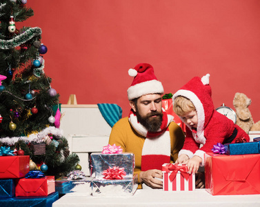 圣诞节家庭打开礼物在深红色背景