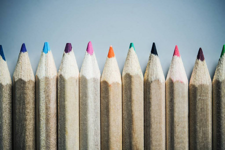 彩色木棒蜡笔特写照片。彩色铅笔。学校设备主题
