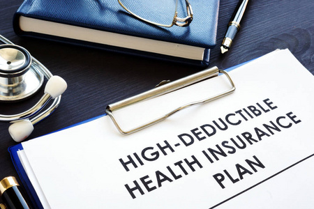高可扣除的健康保险计划 Hdhp 在办公桌上