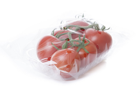 新鲜的西红柿上白色背景透明托盘中孤立