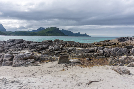 岩石海岸, 沙滩与绿松石水, 洛福敦群岛, 挪威。国家旅游路线洛福滕