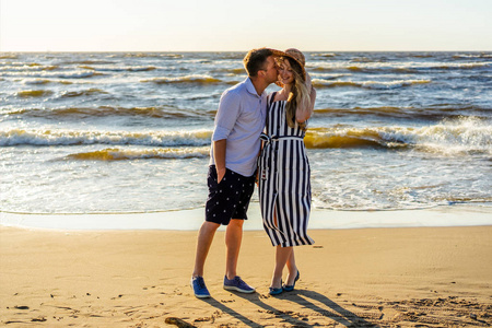在拉脱维亚里加的沙滩上, 年轻的幸福情侣在沙滩上相爱