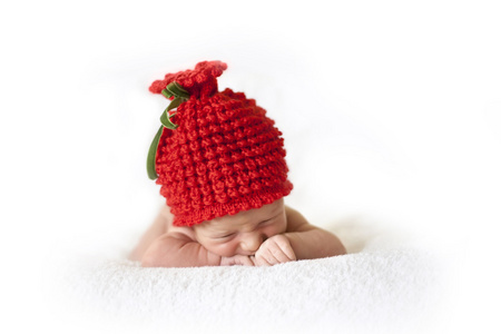 刚出生的婴儿，红色浆果的帽子
