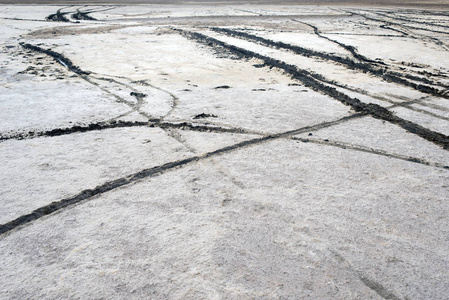 汽车轮胎标记在沙子, 泥在帕特莫斯, 希腊在夏天