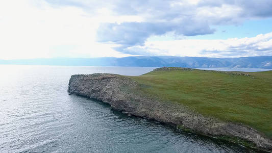 在陆地和水上飞行。俄罗斯, 贝加尔湖, 海湾小海。岛 Kharantsy。奥尔洪岛岛附近, 从无人机