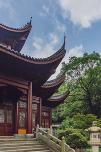 中国传统的凉亭与上升的飞行屋檐在永福寺, 在杭州, 中国