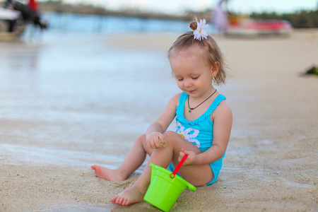 可爱的小女孩，在暑假期间玩沙滩玩具