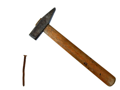 老式锤子和生锈的指甲被隔离在白色背景上