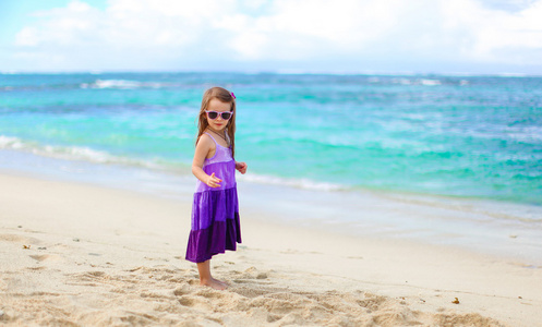 可爱的小女孩，在热带度假玩乐