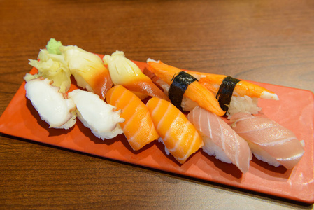 传统日本握寿司集鱿鱼, 鲑鱼, 金枪鱼, 蟹红板