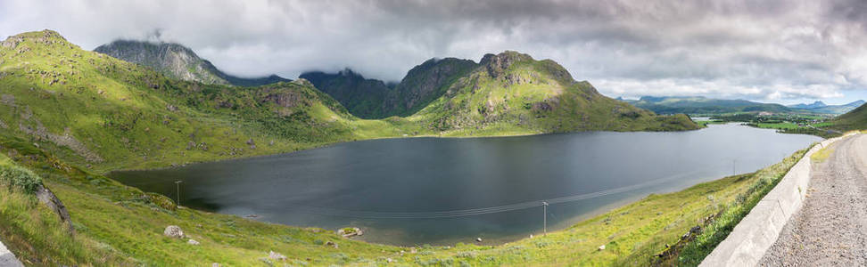 风景如画的青山和沿路的湖泊, 挪威洛福滕群岛。国家旅游路线洛福滕