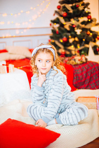 圣诞节早上穿睡衣的小女孩圣诞快乐小女孩为圣诞礼物而欣喜