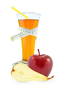 苹果梨汁在玻璃和米白色的背景上
